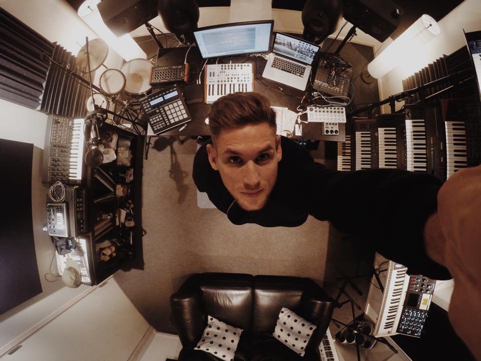 Denis-Horvat_studio-selfie