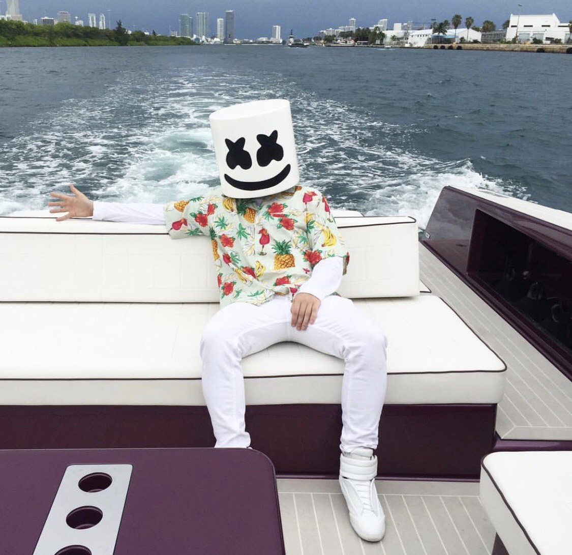 worse-dresssed-DJ-2017_Marshmello-beach