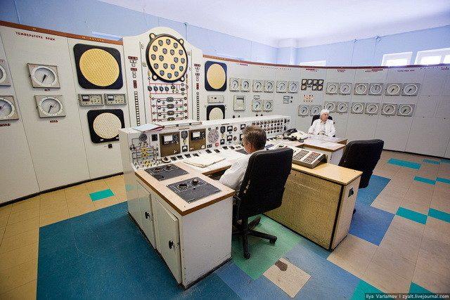 Soviet-powerplant-control-room_6