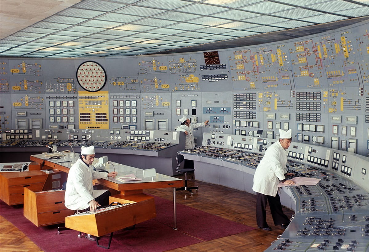 Soviet-powerplant-control-room_7